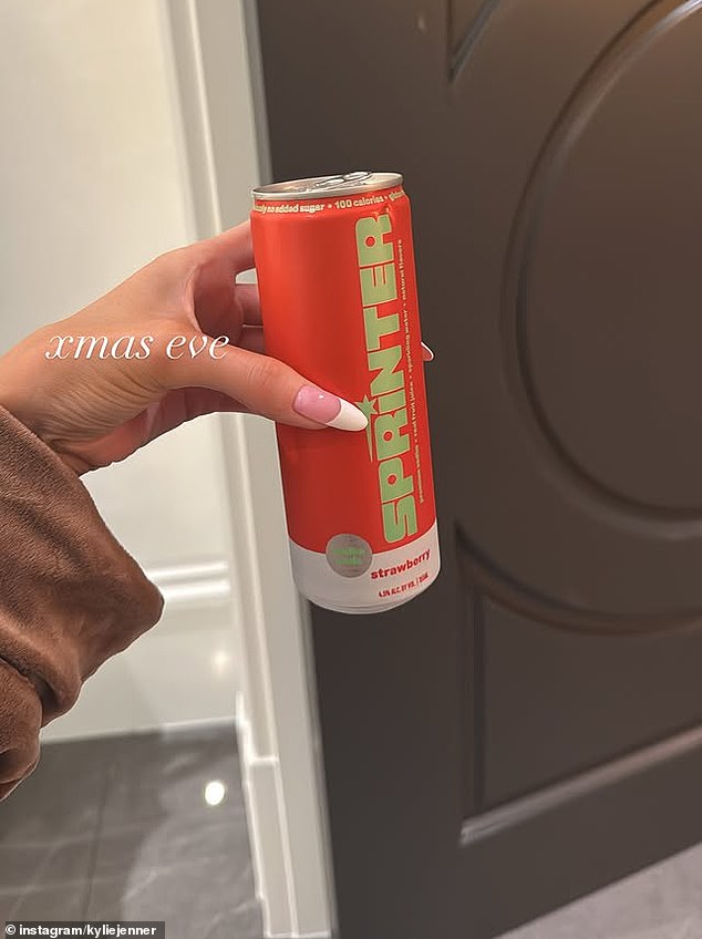 احتضنت كايلي جينر أيضًا الأمسية الهادئة وانتقلت إلى قصصها على Instagram لتكشف عن أنها كانت تستمتع بمشروب من Sprinter - علامتها التجارية الخاصة بالفودكا والصودا والتي أطلقتها في عام 2024.