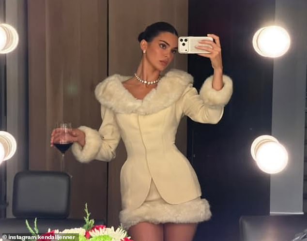 في الأسبوع الماضي، انتقلت كيندال إلى قصتها على Instagram لمشاركة صورة لنفسها وهي ترتدي ملابس احتفالية وساحرة أخرى وسط احتفالات عيد الميلاد.