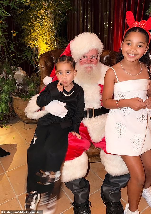 قامت كلوي أيضًا بتحميل صورة جميلة على قصصها على Instagram حيث التقطت ابنتها ترو، سبعة أعوام، وابنها تاتوم، ثلاثة أعوام، مع سانتا