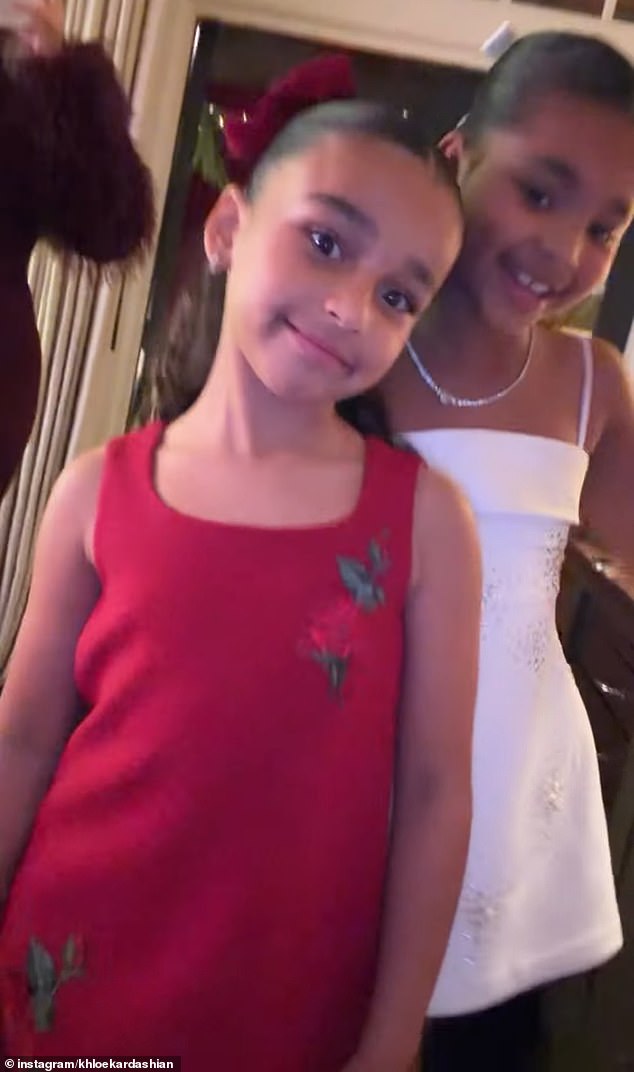 لكن True وكذلك Dream ابنة أخت Khloe كانوا أكثر من سعداء بالمشاركة في مقطع لعرض ملابسهم الخاصة بحفلات الأعياد - والتسلل في اتجاه 