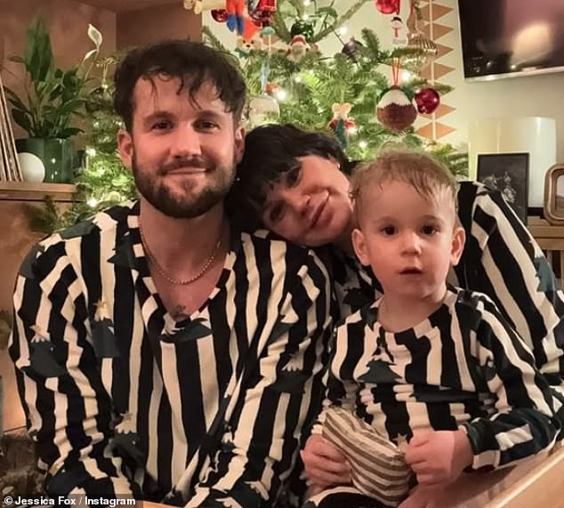 وحذت جيسيكا فوكس، التي شاركتها في بطولة المسلسلات، حذو زوجها نيكولاس ويليس وابنهما بلوز