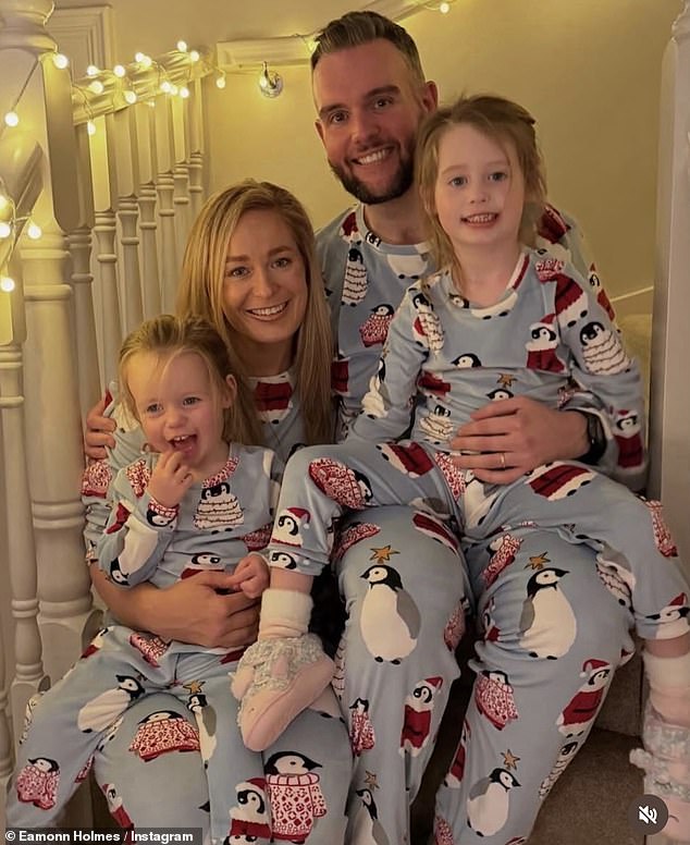 شارك إيمون هولمز صورة لابنه ديكلان وعائلته