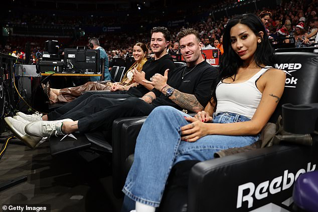 بدا الشاب البالغ من العمر 32 عامًا مرتاحًا وواثقًا أثناء التقاط الصور من كراسي Pumped by Reebok، وأظهر إبهامه للكاميرا بينما كان يعرض ذراعيه العضليتين الموشومتين.