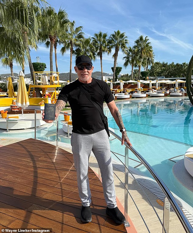 قال صاحب الملهى الليلي إنه كاد أن يفقد حياته وخضع لعملية جراحية في رئته للمساعدة في تخفيف آلامه الشديدة (في الصورة في أكتوبر)