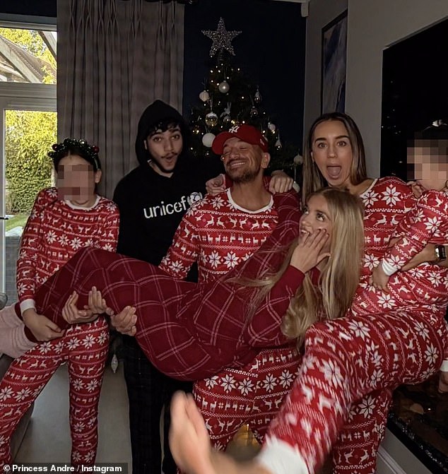 انتقل نجوم التلفزيون إلى إنستغرام لمشاركة لقطات مليئة بالمرح مع أرابيلا البالغة من العمر 18 شهرًا، وميلي، 11 عامًا، وثيو، تسعة أعوام، الذين تشاركهم إميلي وبيتر