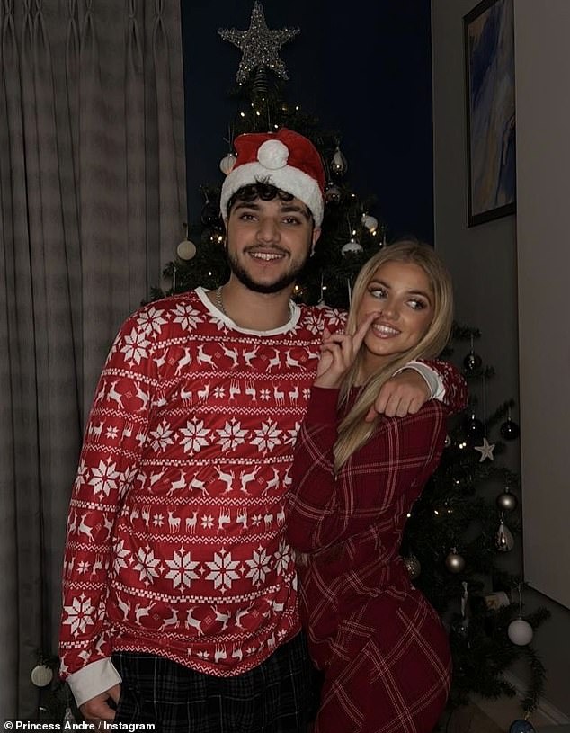 جميعهم يرتدون بيجامات الترتان المتطابقة، وأمضت الأميرة والصغار الصباح في فتح الهدايا وتخزين الحشوات