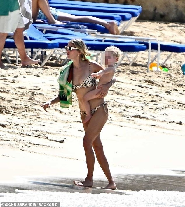 وشوهدت المجموعة وهي تتسكع على الشاطئ وتخوض في الأمواج