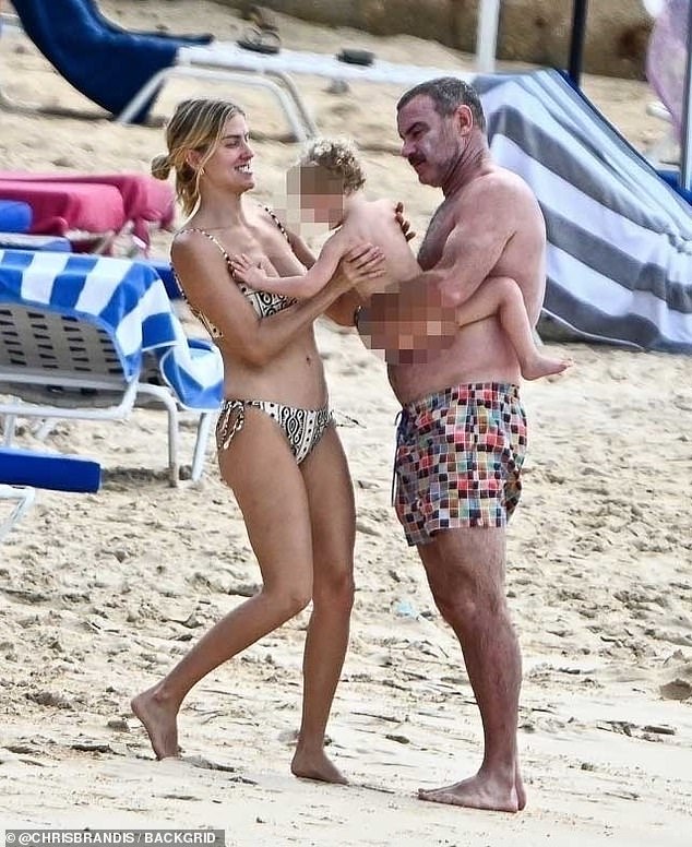 تظهر الصور التي حصل عليها موقع DailyMail.com أن شرايبر انضم إلى زوجته تايلور نايسن، 33 عامًا، التي أصيبت بالذهول وهي ترتدي البكيني أثناء حمل ابنتهما الرضيعة هازل، المولودة في أغسطس 2023.