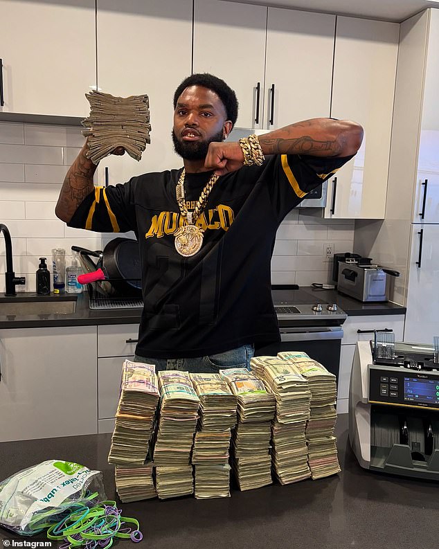 قضى ماثيوز سابقًا ما يقرب من خمس سنوات خلف القضبان بسبب قضية الماريجوانا بمليون دولار