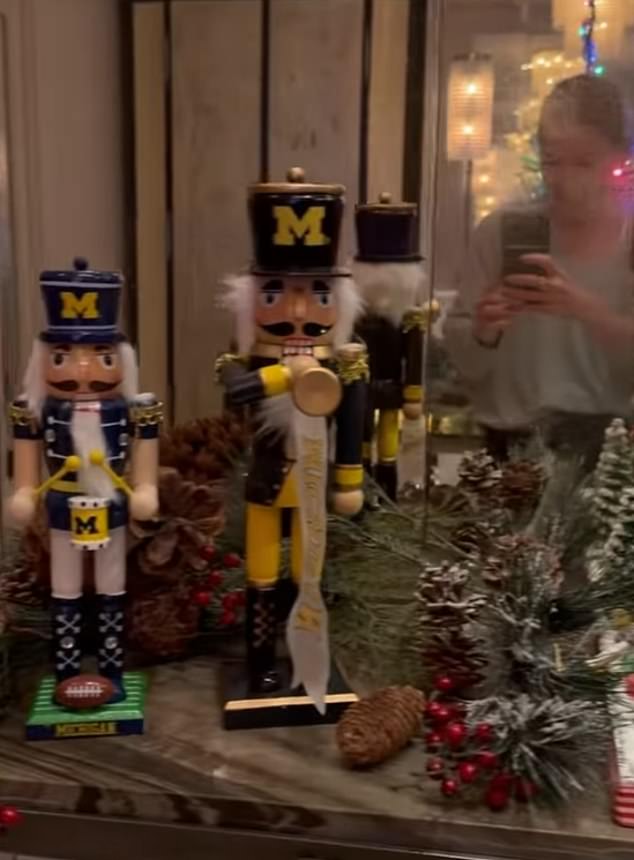 يمكن رؤيتها وهي تلتقط مقطع فيديو في المرآة