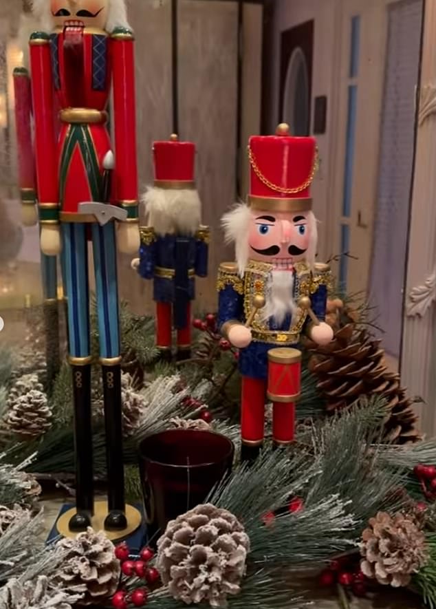 كما أعطت نجمة التلفزيون الشقراء المعجبين نظرة على كسارات البندق المعروضة بالإضافة إلى الإكليل الأخضر الطازج في غرفة المعيشة