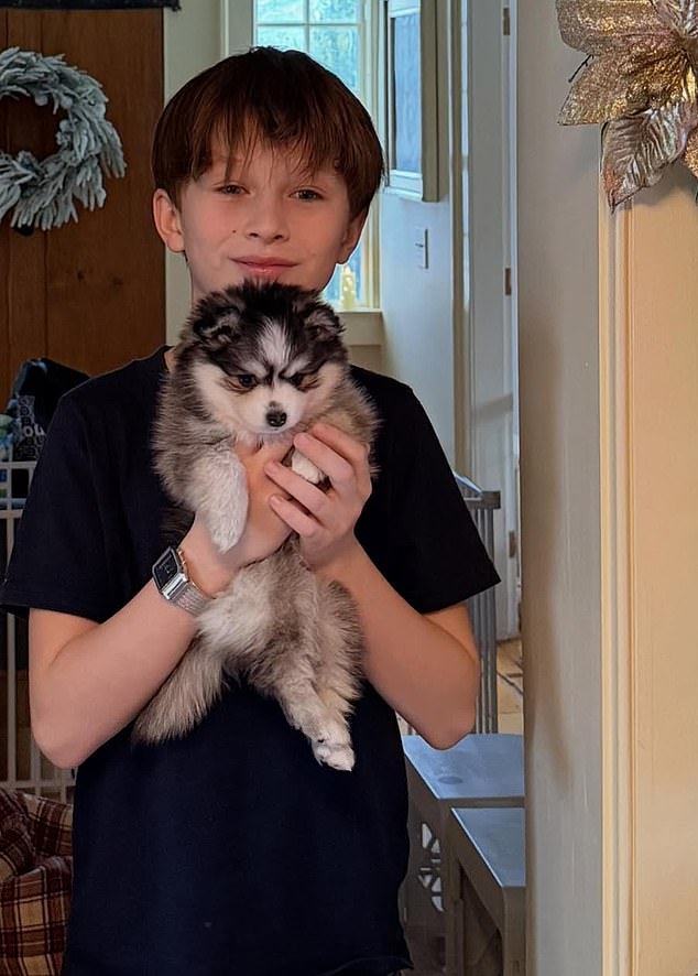 وفي صورة أخرى، يتناوب أطفالها في احتضان الإضافة الجديدة