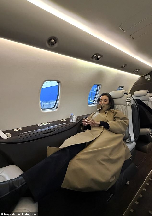 قبل أيام من عيد الميلاد، سافر الزوجان إلى باريس على متن طائرة خاصة ضخمة واستمتعا بيوم في ديزني لاند باريس قبل التوجه إلى برج إيفل.