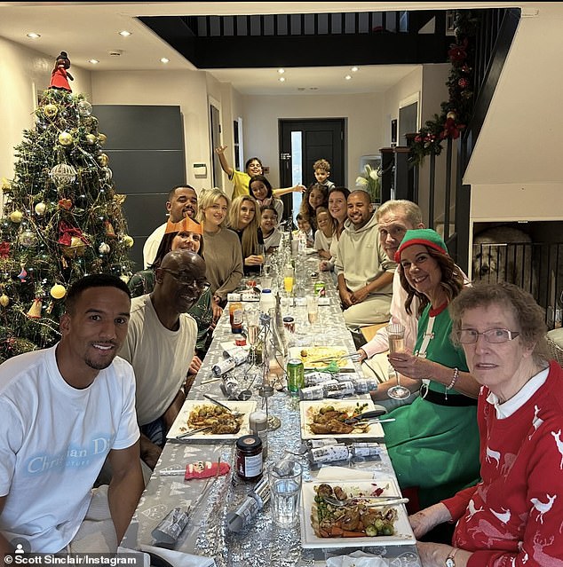 وأعقب ذلك صورة جميلة أخرى للعائلة وهم يستمتعون بعشاء عيد الميلاد معًا