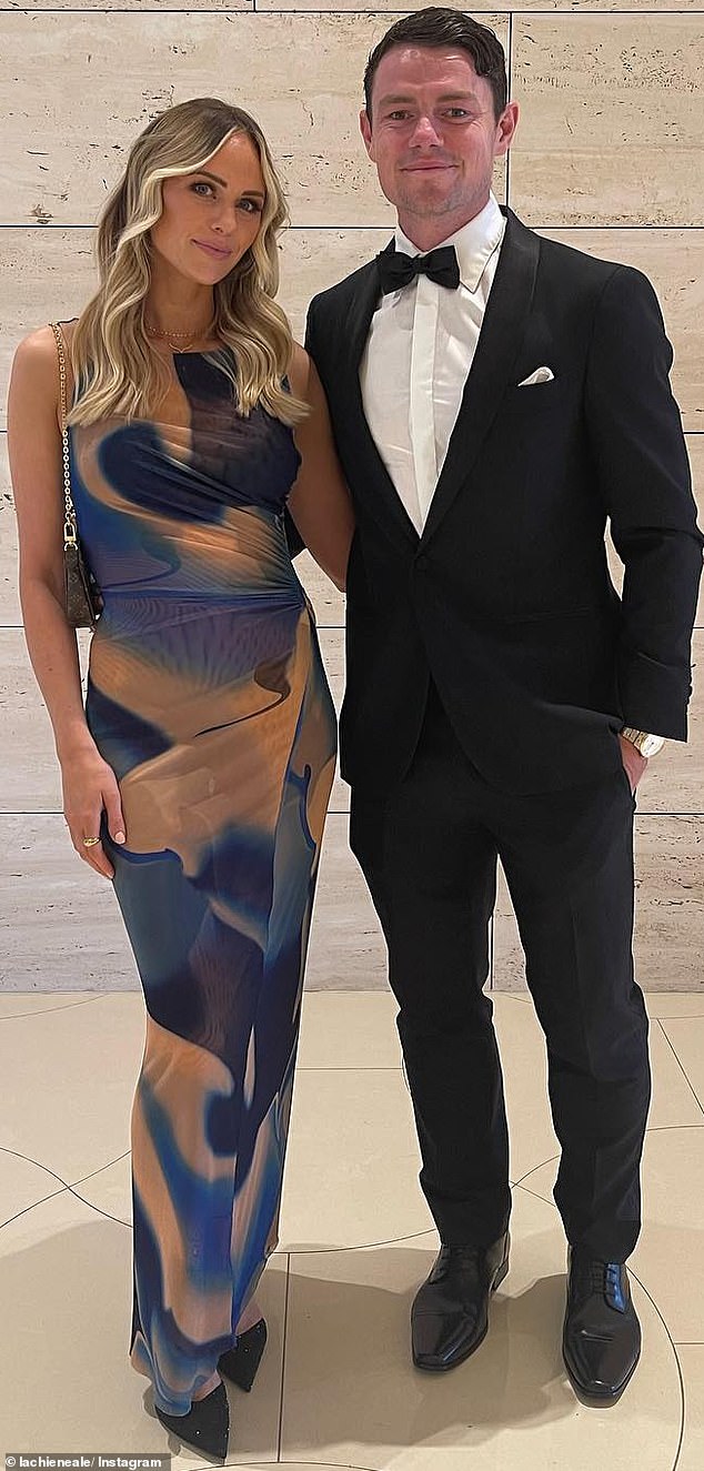 وجدت المبشرة المورمونية السابقة نفسها مؤخرًا في وسط خلاف علني للغاية بين نجم AFL Lachie Neale وزوجته جولز في أعقاب انهيار زواج الزوجين البارزين. (كلاهما في الصورة)