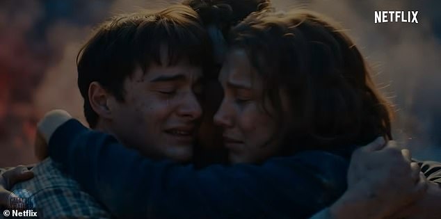 ربط الأخوان Duffer أيضًا المشهد المتوتر للزوجين بنقاط الحبكة الرئيسية في أقواس الشخصيات الأخرى في إصدار المجلد الجديد أثناء مناقشة كتابة الحلقات النهائية.