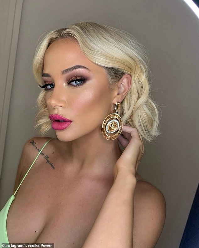 قالت جيسيكا قبل أن تبتعد: 