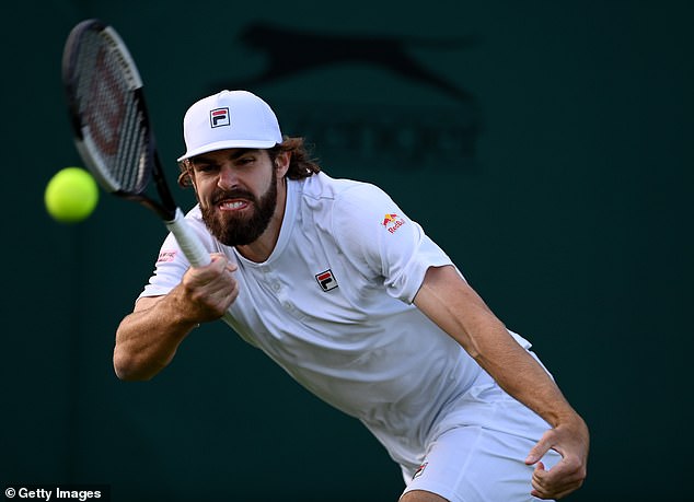 رايلي هو لاعب تنس أمريكي محترف وصديق لعائلة بيلتز