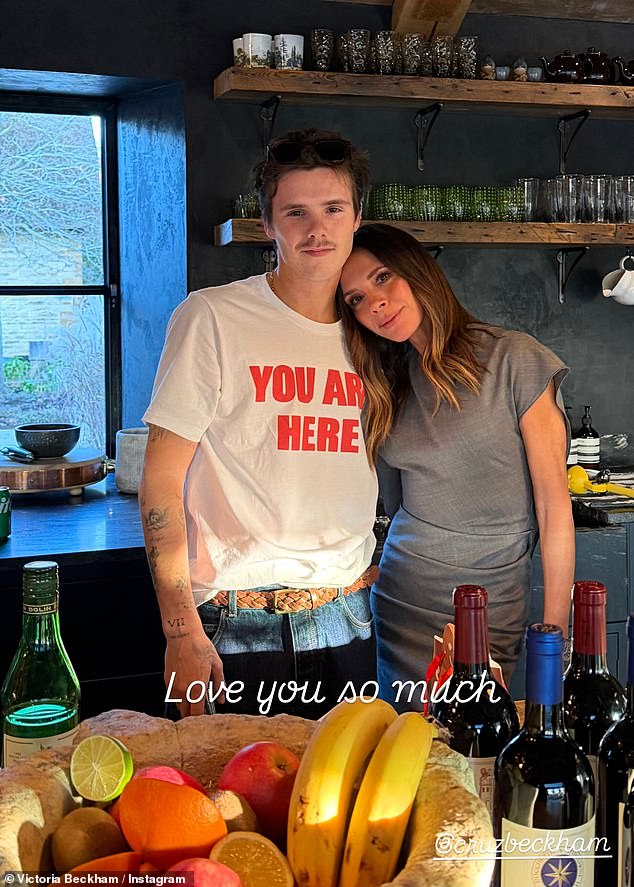 شارك ديفيد وفيكتوريا، 51 عامًا، الكثير من اللحظات العائلية من الاحتفالات الاحتفالية المتماسكة التي أقيمت في منزلهما في كوتسوولدز (شاهد كروز وفيكتوريا)