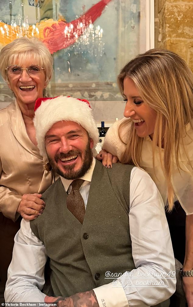 بينما انضمت إلى ديفيد والدته ساندرا وشقيقته جوان