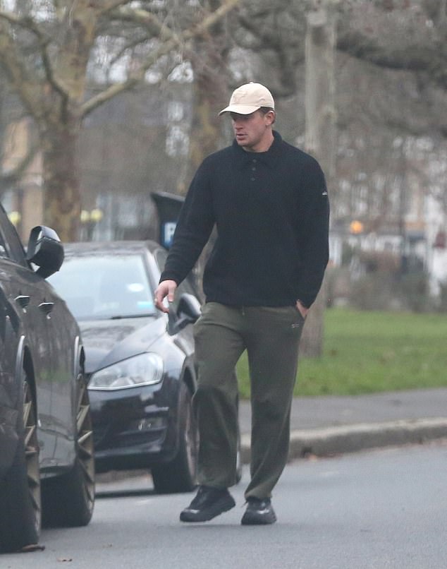 وانضم إلى ابنة جوردون رامزي زوجها الذي سيصبح زوجها قريبًا، البالغ من العمر 30 عامًا، والذي كان يرتدي سترة سوداء وقبعة بيسبول كريمية، حيث تم رصدهما في لندن.