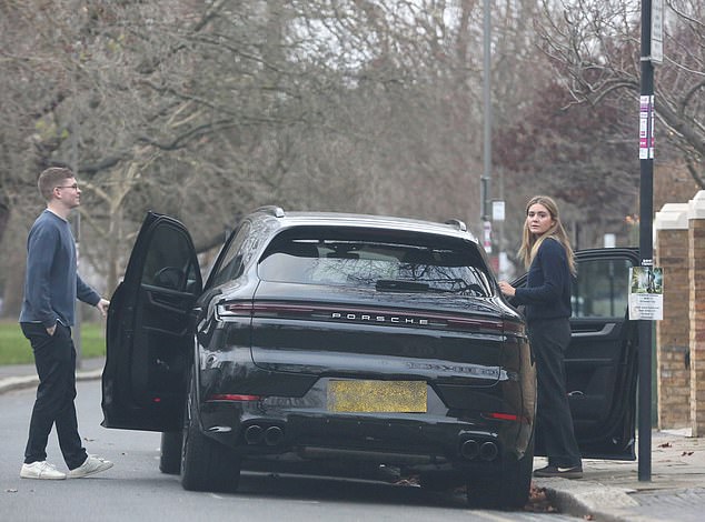 بدت العائلة في حالة معنوية رائعة أثناء الاستعداد لليوم الكبير