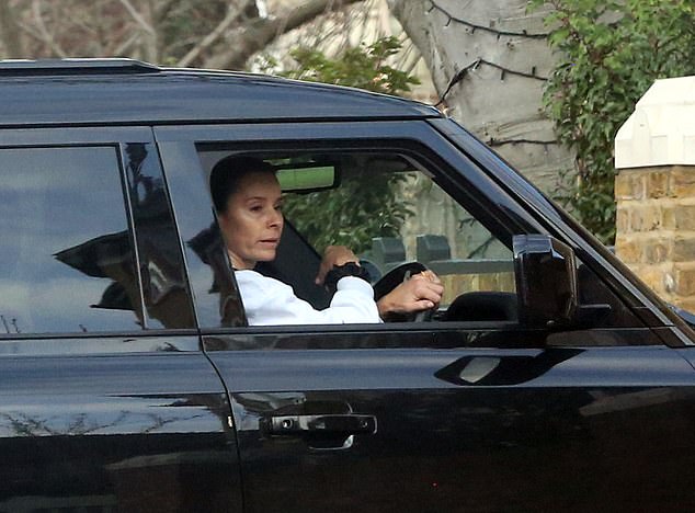 كما شوهدت مام تانا، 51 عامًا، في المدينة أثناء توجهها إلى موقع حفل الزفاف