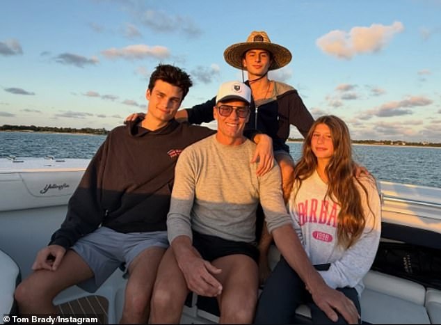 يأتي منشورها بعد ستة أيام فقط من مشاركة برادي صورة عائلية جميلة مع طفليهما بالإضافة إلى ابنه الأكبر جاك، الذي يشاركه مع صديقته السابقة بريدجيت مويناهان على متن قارب.