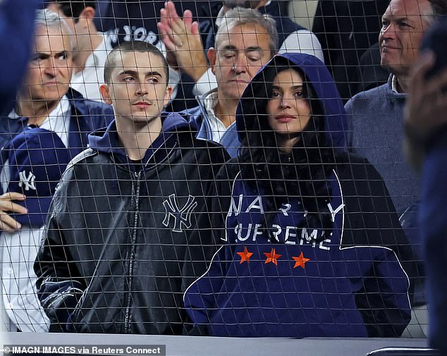 وشوهدت كايلي سابقًا وهي ترتدي نفس الشيء عندما ذهبت إلى مباراة بيسبول في مدينة نيويورك مع صديقها الممثل