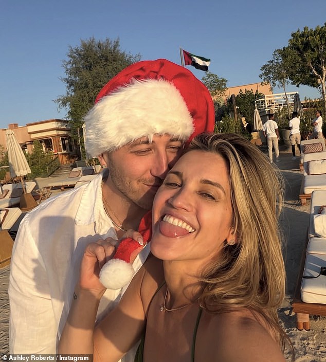 شاركت صورة لطيفة وهي تقبل على خدها من قبل صديقها الفنان جورج رولينسون، 26 عامًا، الذي بدا أنيقًا في قميص من الكتان الأبيض وقبعة سانتا المرحة.