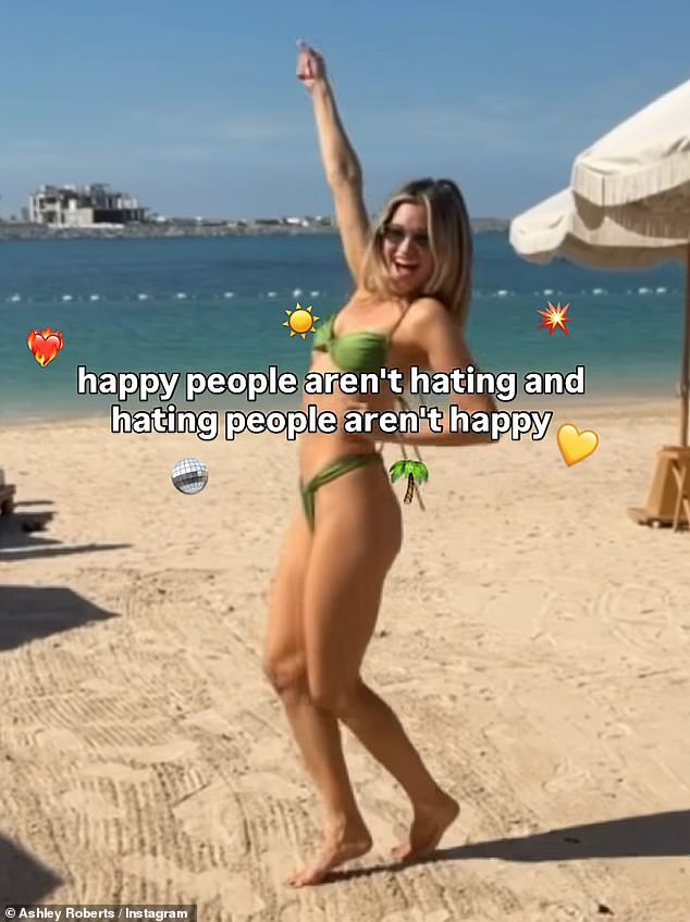 لقد أظهرت عضلات بطنها مرتدية بيكينيًا أخضر اللون وثونغًا أثناء رقصها حول الشاطئ في مقطع فيديو تمت مشاركته على حسابها على Instagram هذا الأسبوع.