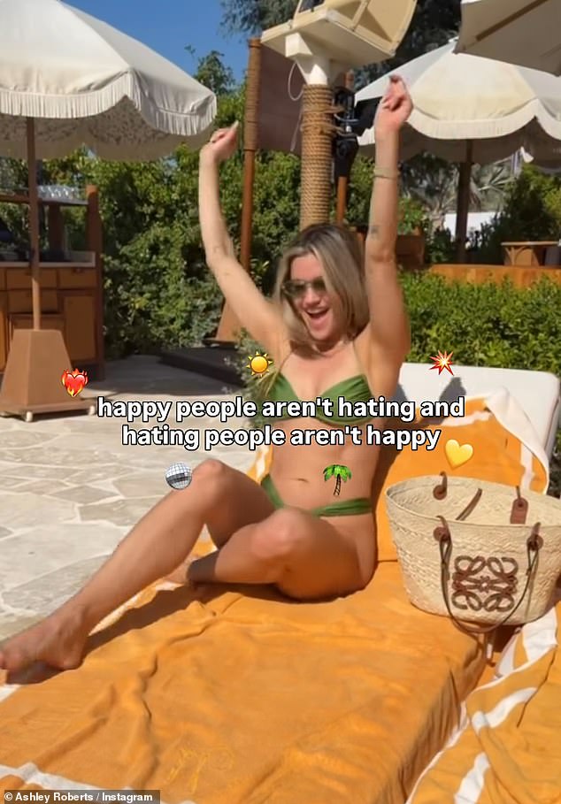 جلست آشلي على أحد كراسي التشمس في نادي الشاطئ الحصري، ولوحت بيديها في الهواء قبل أن تشق طريقها إلى الرمال بينما كانت تبدو وكأنها تقضي وقتًا مميزًا في حياتها.