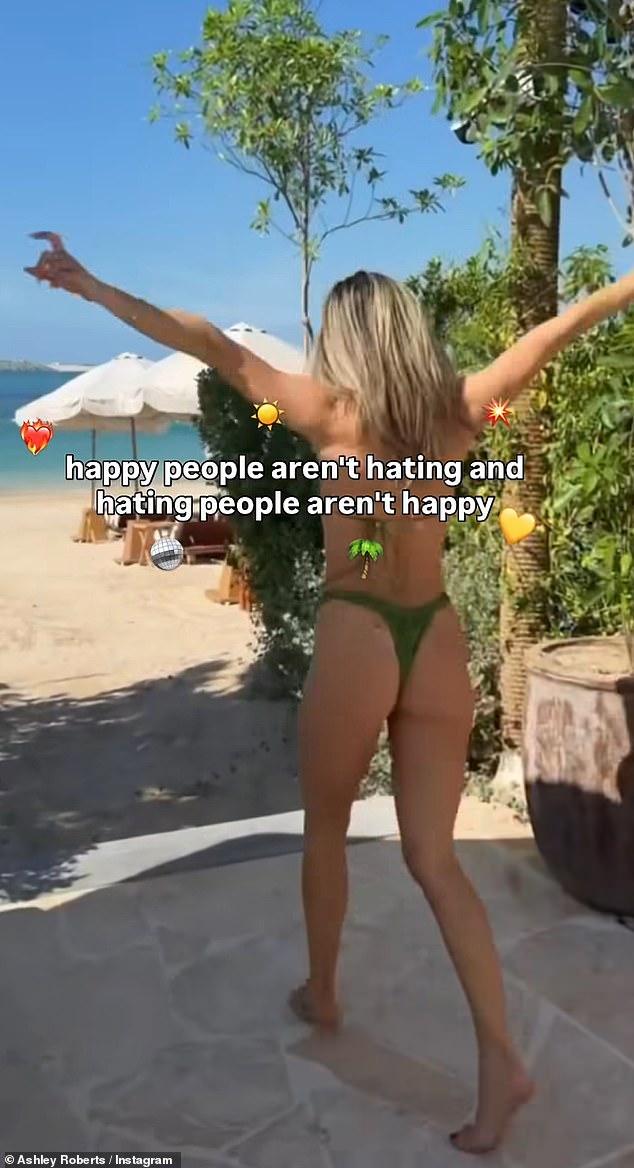 وكتبت آشلي خلال المقطع الممتع: 