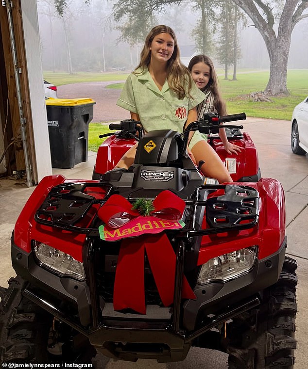 ونشرت الممثلة البالغة من العمر 34 عامًا، يوم الخميس، عرضًا دائريًا من احتفال عائلتها بعيد الميلاد، وتضمنت لقطات للسيارة الحمراء الجديدة التي اشترتها لابنها البالغ من العمر 17 عامًا؛ مادي في الصورة مع أختها الصغيرة