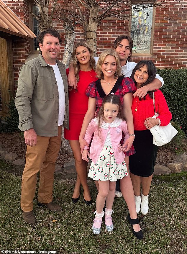 استمتعت سبيرز بالعطلة مع زوجها جيمي واتسون ومادي وابنتها آيفي البالغة من العمر سبعة أعوام وأمها لين سبيرز وابن أخت بريتني سبيرز شون البالغ من العمر 19 عامًا.