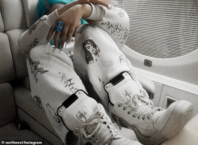 وتضمن أحدث تحميل لها لقطات لها على متن الطائرة الخاصة لوالدتها الملياردير، كيم إير