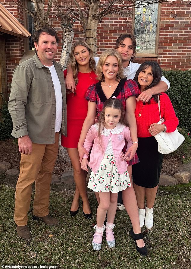 وفي الوقت نفسه، أمضى ابنها الأكبر شون فيدرلاين، 20 عامًا، العطلة في لويزيانا مع عمته جيمي لين سبيرز وجدته لين سبيرز.