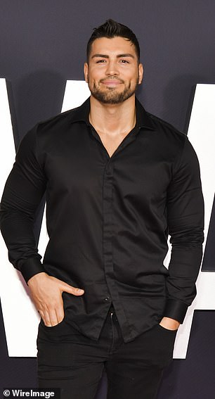 تظهر الرسائل النصية الحصرية التي حصلت عليها صحيفة ديلي ميل أن الممثل كان يطلب المساعدة المالية من الملياردير قبل أشهر من تقديم مطالبته