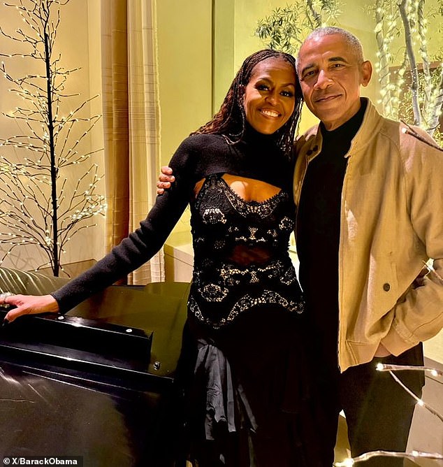 وفي أكتوبر/تشرين الأول من العام الماضي، نفت أنيستون أيضًا الشائعات التي تقول إنها كانت على علاقة غرامية مع باراك أوباما. ميشيل وباراك كما رأينا أعلاه