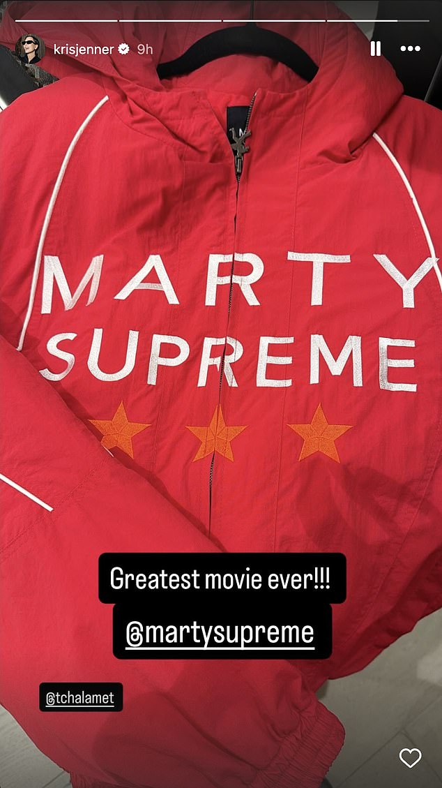 في يوم الجمعة، انتقلت أم كارداشيان-جينر إلى قصة Instagram الخاصة بها لمشاركة صورة لغطاء رأس أحمر من Marty Supreme وأشادت بالممثل البالغ من العمر 29 عامًا لأدائه في الفيلم.