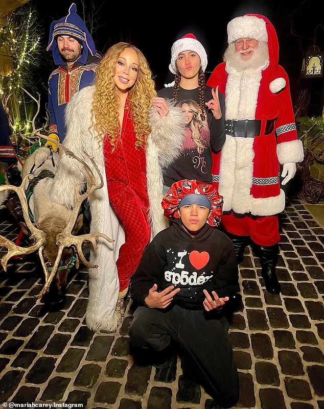 خرج الثلاثي مع سانتا بينما ابتسمت كاري ابتسامة كبيرة مباشرة بجوار حيوان الرنة