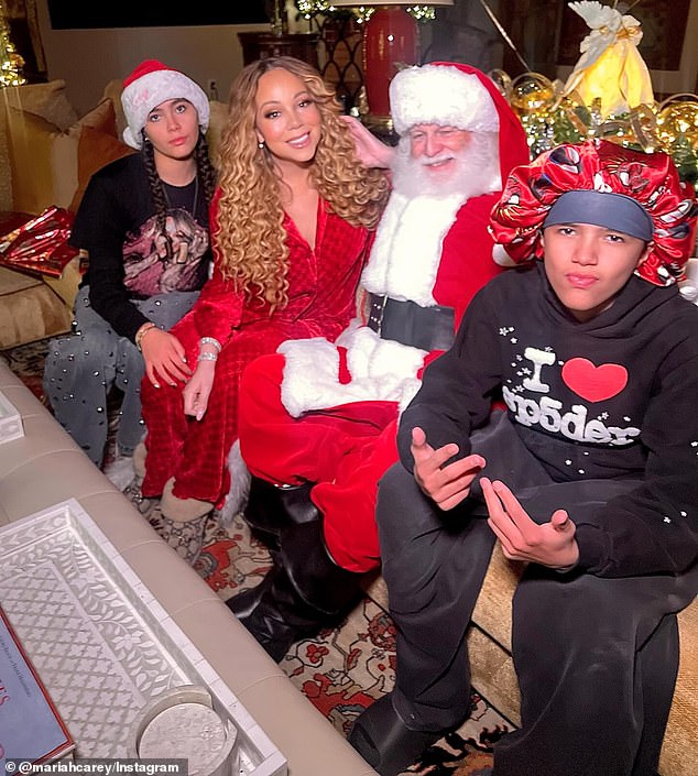 كما أعطت النجمة لمحة عن احتفالها بليلة عيد الميلاد مع مونرو والمغربي في دائري منفصل على Instagram