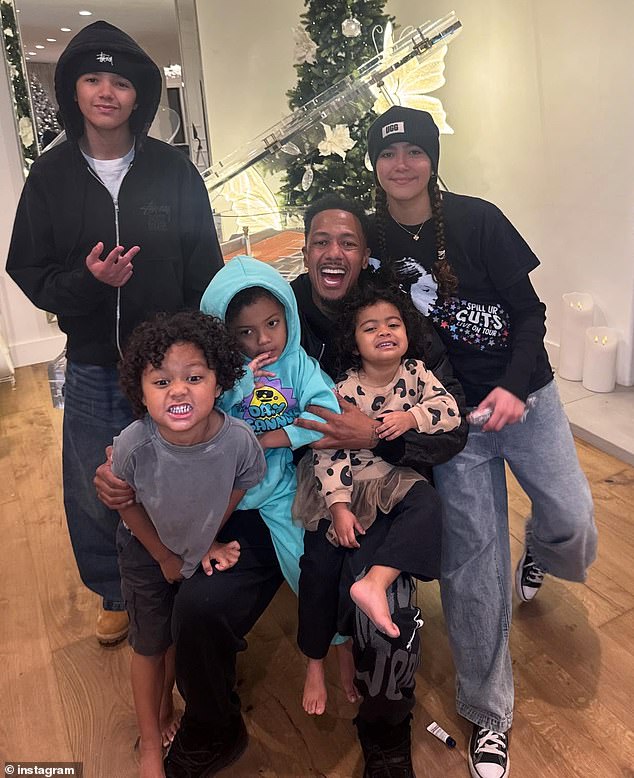 وقبل تعليقات مونرو الشهر الماضي، تم التقاط آخر صورة لكانون مع توأميه أثناء مغامرتهما في مزرعة نوتس المخيفة في أكتوبر.