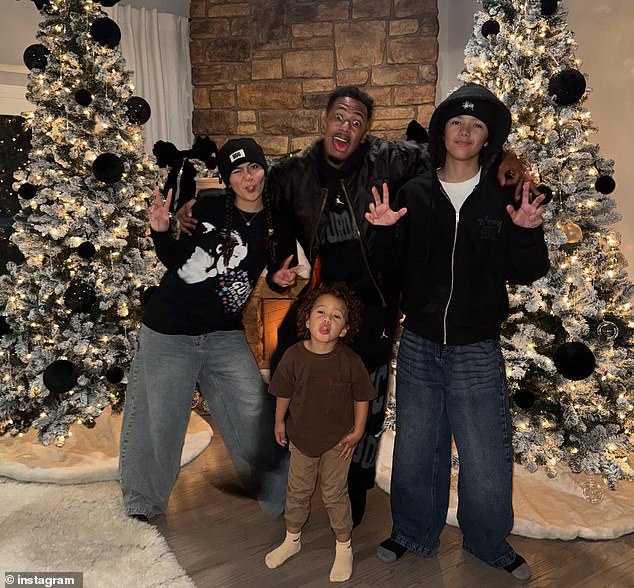 وفي وقت سابق من هذا الشهر، أمضى التوأم أيضًا بعض الوقت مع والدهما نيك كانون وأطفاله الآخرين أثناء الاستمتاع بالروح الاحتفالية