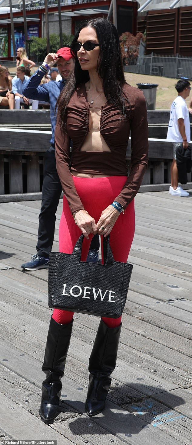 يتميز الجزء العلوي المكشكش بأكمام طويلة بفتحة على شكل ساعة رملية في المنتصف والتي كشفت عن وسط تالي ولمسة من الصدرية