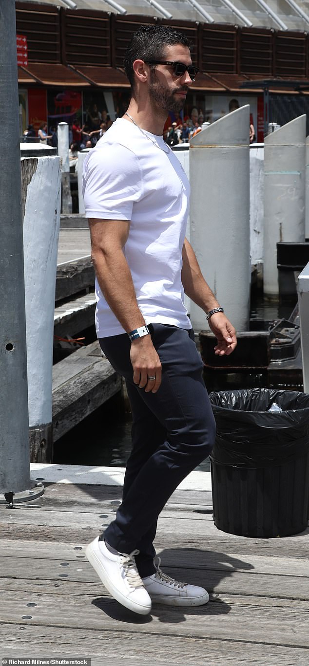 كما خرج نجم MAFS ريان دونيلي، البالغ من العمر 36 عامًا، للاستمتاع ببعض المرح البحري، مما أدى إلى أجواء غير رسمية