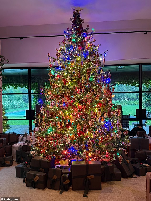 وفي جزء آخر من القصر، كانت هناك شجرة عيد الميلاد أكبر حجمًا، وكانت محاطة بالهدايا