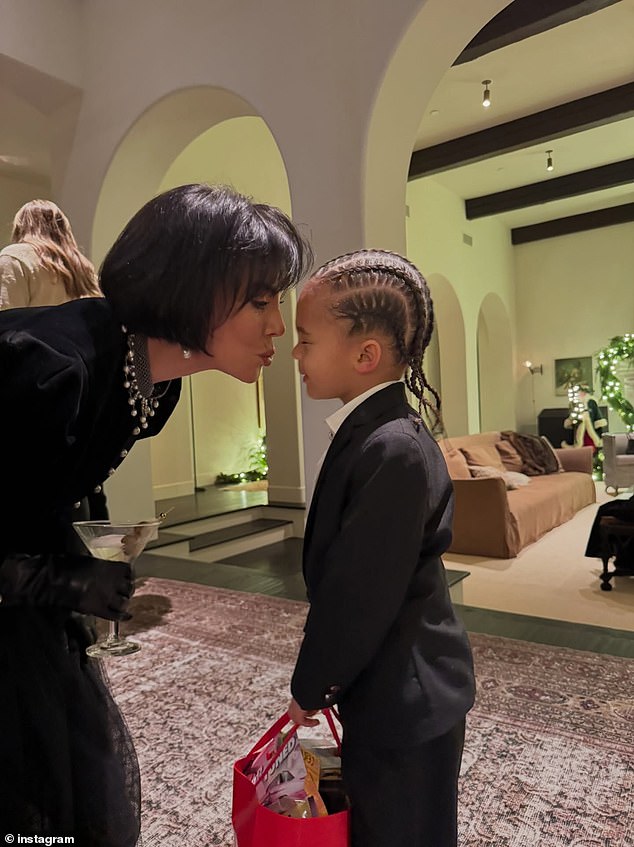 وأظهرت لقطة أخرى كريس وهي تعطي قبلة هوائية لأحد أحفادها، الذي كان يرتدي بدلة رسمية ويحمل حقيبة من الأشياء الجيدة.