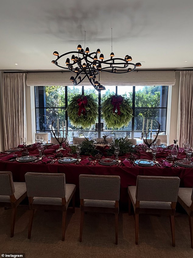 شارك كريس أيضًا صورًا لإعداد طاولة الطعام الخاصة بهم لاجتماعهم العائلي الحميم