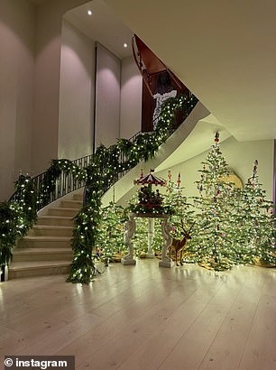 وبالإضافة إلى الصور العائلية الرائعة، عرضت ديكور عطلتها